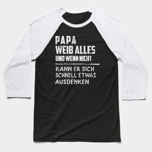 PAPA WEIB ALLES UND WENN NICHT KANN ER SICH SCHNELL ETWAS AUSDENKEN Baseball T-Shirt